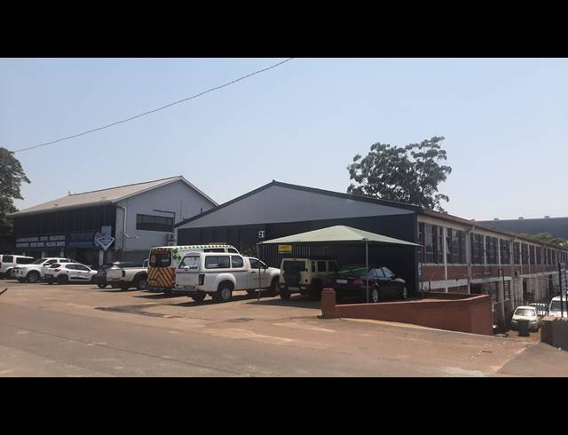 1,061M² WAREHOUSE TO LET IN NEW GERMANY